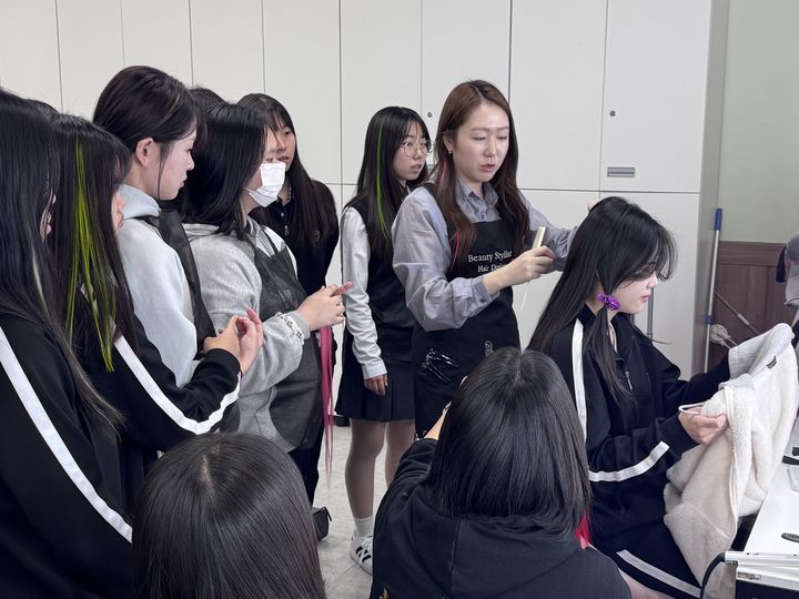 [수원=뉴시스] 경기 안양문화고등학교 3학년 학생들이 '졸업예정자 사회진출 역량개발 지원사업'으로 진행된 헤어 스타일링 교육을 받고 있다. (사진=안양과천교육지원청 제공) 2025.12.01. photo@newsis.com *재판매 및 DB 금지