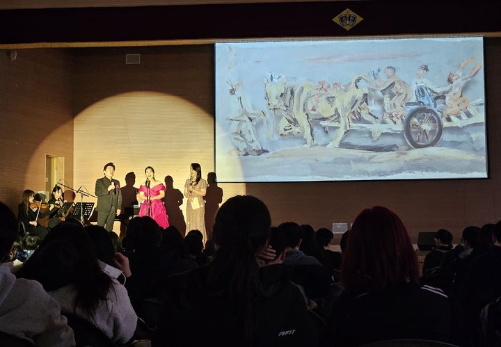 [수원=뉴시스] 경기 성남 서현고 학생들이 학교 강당에서 열린 오페라 콘서트를 관람하고 있다. 학교 측은 지난 달 24일부터 28일까지 고3 수험생을 대상으로 사회진출역량강화 지원 프로그램 일환으로 이를 마련했다. (사진=성남교육지원청 제공) 2025.12.01. photo@newsis.com *재판매 및 DB 금지