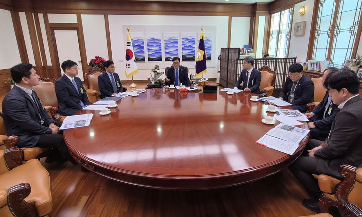 [남원=뉴시스] '남원 경찰수련원 신축사업'의 예산 확보차 지난달 28일 국회 우원식 의장을 만난 남원시 이성호 부시장(왼쪽 다섯번째)과 경찰청 경찰청 이용욱 복지정책담당관(왼쪽 두번째) 등이 우원식 의장과 남원 경찰수련원 신축사업을 논의하고 있다. *재판매 및 DB 금지