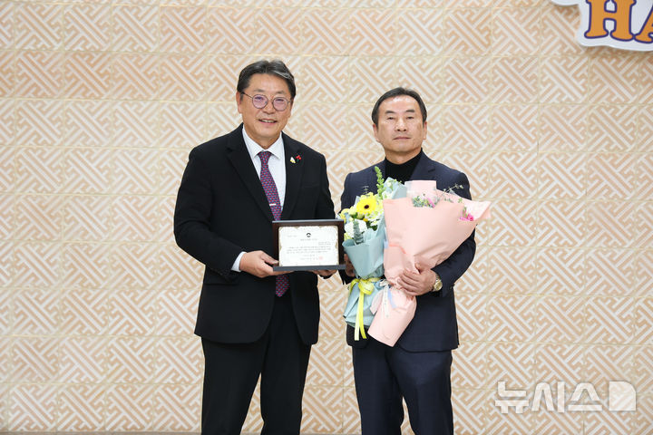 [김해=뉴시스] 아신유니텍 유재경 대표(사진 오른쪽) 자랑스러운 김해 최고경영자(CEO)상 수상. (사진=김해시 제공) 2025.12.01. photo@newsis.com