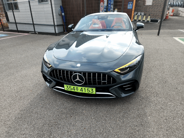 [서울=뉴시스] 메르세데스-AMG SL 43. 4기통 엔진 기반의 경량 로드스터로 민첩한 핸들링과 오픈톱 감성을 강조한 모델이다. 2025.12.02 photo@newsis.com