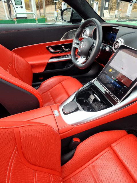 [서울=뉴시스] 메르세데스-AMG SL 43. 4기통 엔진 기반의 경량 로드스터로 민첩한 핸들링과 오픈톱 감성을 강조한 모델이다. 2025.12.02 photo@newsis.com