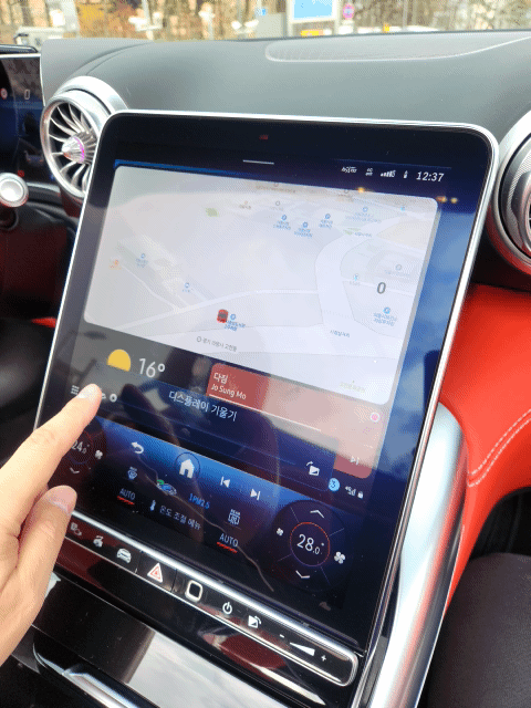 [서울=뉴시스] 메르세데스-AMG SL 43의 스크린 기울기 조정 모습. 2025.12.02 photo@newsis.com