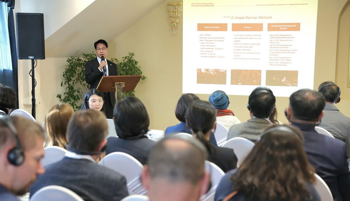 [고창=뉴시스] 지난달 27~29일 헝가리 타타시의 '제4회 람사르 습지도시 시장단 회의'에 참석한 심덕섭 고창군수가 프레젠테이션을 통해 '고창형 주민 주도 습지도시 관리 정책'을 발표하고 있다. *재판매 및 DB 금지