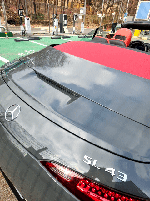 [서울=뉴시스] 메르세데스-AMG SL 43. 4기통 엔진 기반의 경량 로드스터로 민첩한 핸들링과 오픈톱 감성을 강조한 모델이다. 2025.12.02 photo@newsis.com