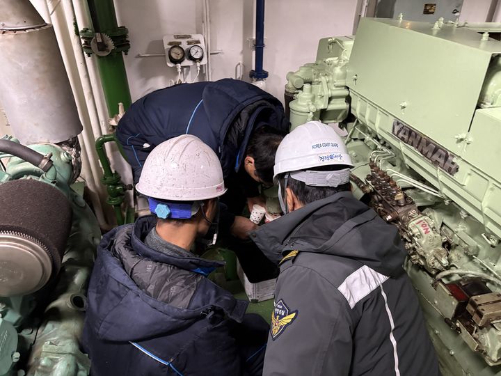 [울산=뉴시스] 박수지 기자 = 울산해양경찰서가 선박 연료유 황함유량과 항만 비산먼지 발생사업장에 대한 점검을 실시하고 있다. (사진=울산해경 제공) 2025.12.01. photo@newsis.com *재판매 및 DB 금지