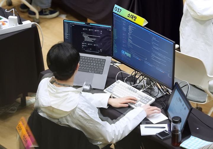 [서울=뉴시스] 카카오임팩트와 브라이언임팩트가 지난달 22일 경기 용인시 카카오 AI캠퍼스에서 공동으로 개최한 경진대회 'AI 톱 100'에 한 참가자가 문제를 풀고 있다. (사진=카카오 제공) *재판매 및 DB 금지