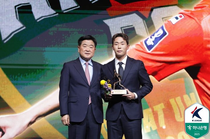 [서울=뉴시스] 프로축구 K리그1 강원FC 이승원, 하나은행 K리그 2025 대상 시상식서 K리그1 영플레이어상 수상. (사진=한국프로축구연맹 제공) *재판매 및 DB 금지