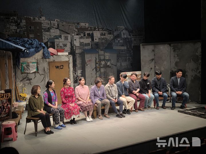 [서울=뉴시스] 조기용 기자 = 1일 서울 중구 명보아트홀에서 연극 '마트로시카' 프레스콜이 열렸다. 2025.12.01. excuseme@newsis.com