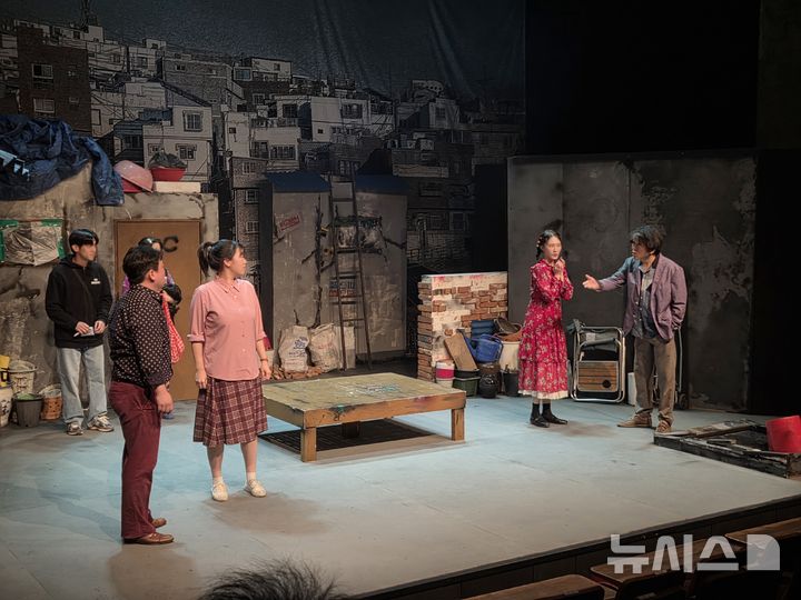 [서울=뉴시스] 조기용 기자 = 1일 서울 중구 명보아트홀에서 열린 연극 '마트로시카' 프레스콜에서 배우들이 작품 장면을 시연하고 있다. 2025.12.01. excuseme@newsis.com