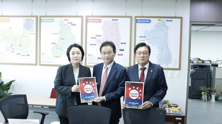 [안동=뉴시스] 이철우 경북지사가 1일 국회에서 예결특위 간사인 더불어민주당 이소영, 국민의힘 박형수 의원과 만나 내년 국비확보 활동을 벌이고 있다. (사진=경북도 제공) 2025.12.01. photo@newsis.com *재판매 및 DB 금지