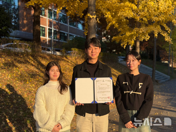 [창원=뉴시스]한국폐기물자원순환학회 주관 제22회 자원순환 분야 젊은연구자 학술연구발표회에서 대상을 수상한 국립창원대 방진식(가운데) 학생이 포즈를 취하고 있다.(사진=국립창원대 젝공) 2025.12.01. photo@newsis.com