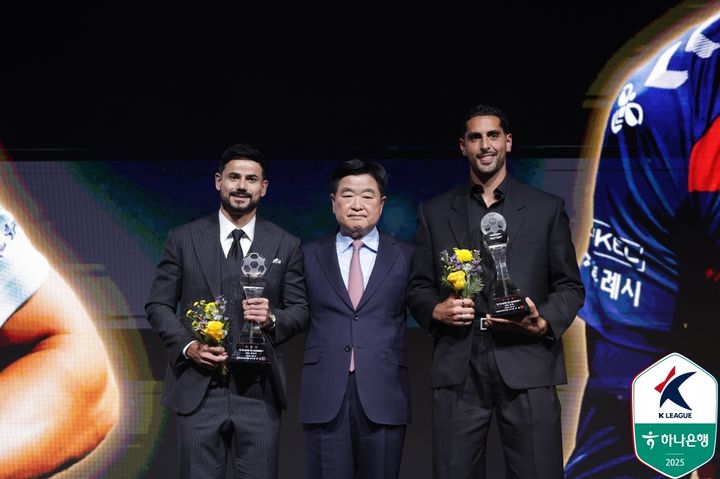 [서울=뉴시스]K리그1 득점왕 싸박과 도움왕 세징야. (사진=한국프로축구연맹 제공)