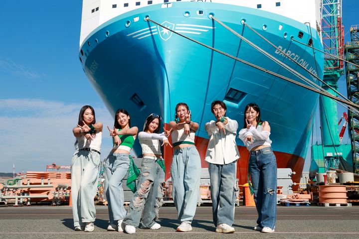 [울산=뉴시스] 통합 HD현대중공업 출범을 기념하는 인공지능(AI) 제작 음원 뮤직비디오 'One Dream Begun' 속 한 장면. (사진=HD현대중공업 제공) photo@newsis.com *재판매 및 DB 금지