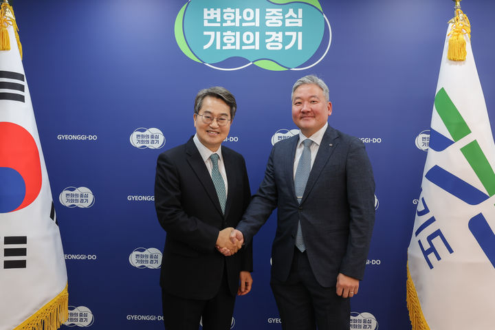 [수원=뉴시스] 김동연 지사와 이주옥 WEF 아시아·태평양국장이 기념 촬영을 하고 있다. (사진=경기도 제공) 2025.12.01. photo@newsis.com *재판매 및 DB 금지