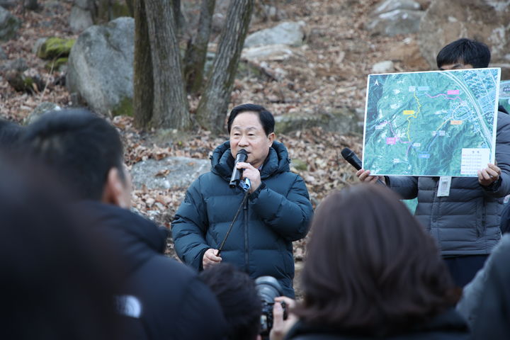 주광덕 남양주시장이 1일 불법건축물 행정대집행이 마무리된 불암산에서 주민들과 로드체킹을 진행하고 있다. (사진=남양주시 제공) photo@newsis.com *재판매 및 DB 금지