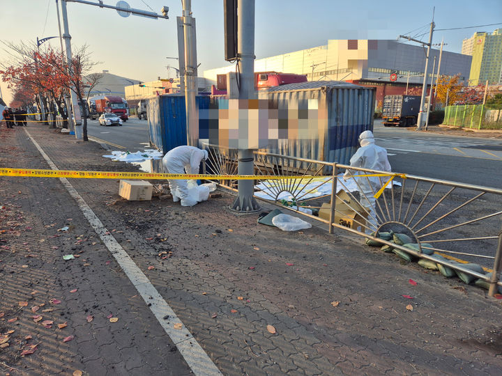 [창원=뉴시스]경남 진해에서 쏟아진 유해물질을 흡착포로 방제중인 관계당국. (사진=창원소방본부 제공) 2025.12.01.photo@newsis.com *재판매 및 DB 금지