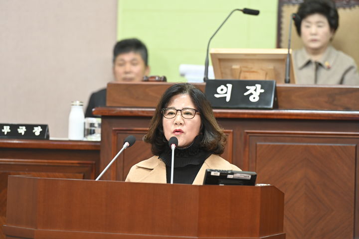 [거제=뉴시스] 신정철 기자= 거제시의회는 1일 제259회 정례회 제1차 본회의를 개회, 김영규, 양태석, 이미숙, 안석봉 의원이 5분 자유발언을 통해 집행부의 대책을 촉구했다.사진은 이미숙 의원의 5분 자유발언 모습.(사진=거제시의회 제공).2025.12.01. photo@newsis.com *재판매 및 DB 금지