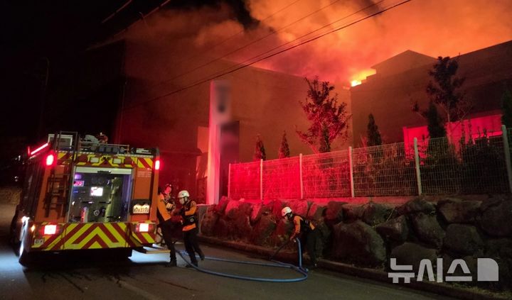 [제주=뉴시스] 1일 오후 제주 서귀포시 토평동 소재 야적장에서 화재가 발생해 소방당국이 진화 작업을 벌이고 있다. (사진=제주소방안전본부 제공) 2025.12.01. photo@newsis.com