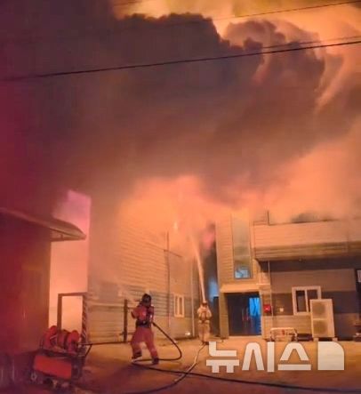 [제주=뉴시스] 1일 오후 제주 서귀포시 토평동 소재 야적장에서 화재가 발생해 소방당국이 진화 작업을 벌이고 있다. (사진=제주소방안전본부 제공) 2025.12.01. photo@newsis.com 