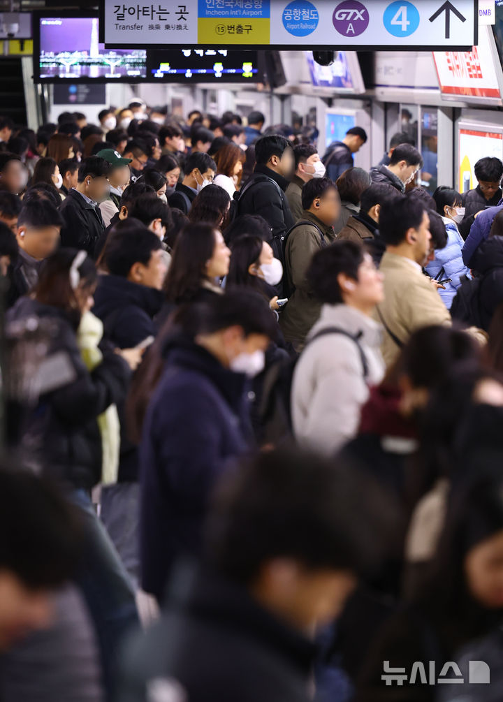 [서울=뉴시스] 박주성 기자 = 서울 지하철 1호선~8호선을 운영하는 서울교통공사 노조가 임금·단체협약 협상 결렬로 준법운행에 들어간 1일 오전 지하철 1호선 서울역사에 시민들이 지하철을 기다리고 있다. .2025.12.01. park7691@newsis.com