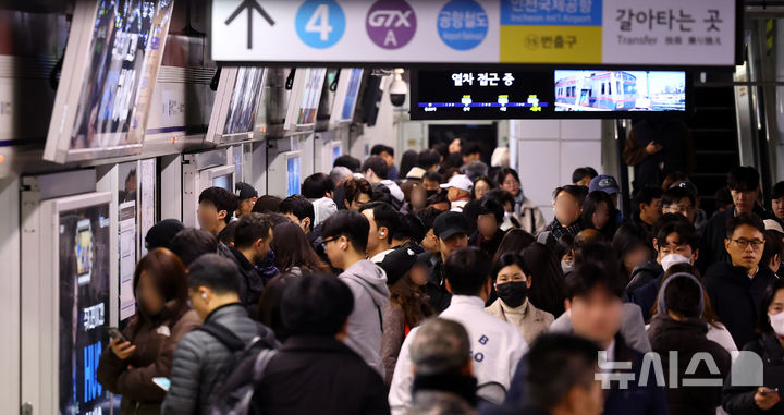 [서울=뉴시스] 박주성 기자 = 서울 지하철 1호선~8호선을 운영하는 서울교통공사 노조가 임금·단체협약 협상 결렬로 준법운행에 들어간 1일 오전 지하철 1호선 서울역사에 시민들이 지하철을 기다리고 있다. .2025.12.01. park7691@newsis.com