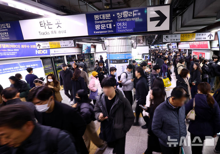 [서울=뉴시스] 박주성 기자 = 서울 지하철 1호선~8호선을 운영하는 서울교통공사 노조가 임금·단체협약 협상 결렬로 준법운행에 들어간 1일 오전 지하철 1호선 서울역사에 시민들이 지하철을 기다리고 있다. .2025.12.01. park7691@newsis.com