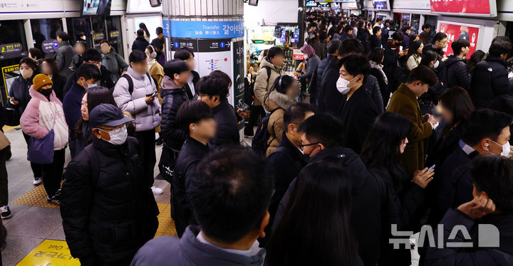 [서울=뉴시스] 박주성 기자 = 서울 지하철 1호선~8호선을 운영하는 서울교통공사 노조가 임금·단체협약 협상 결렬로 준법운행에 들어간 1일 오전 지하철 1호선 서울역사에 시민들이 지하철을 기다리고 있다. .2025.12.01. park7691@newsis.com