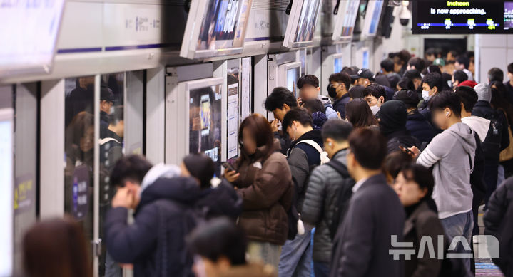 [서울=뉴시스] 박주성 기자 = 서울 지하철 1호선~8호선을 운영하는 서울교통공사 노조가 임금·단체협약 협상 결렬로 준법운행에 들어간 1일 오전 지하철 1호선 서울역사에 시민들이 지하철을 기다리고 있다. .2025.12.01. park7691@newsis.com