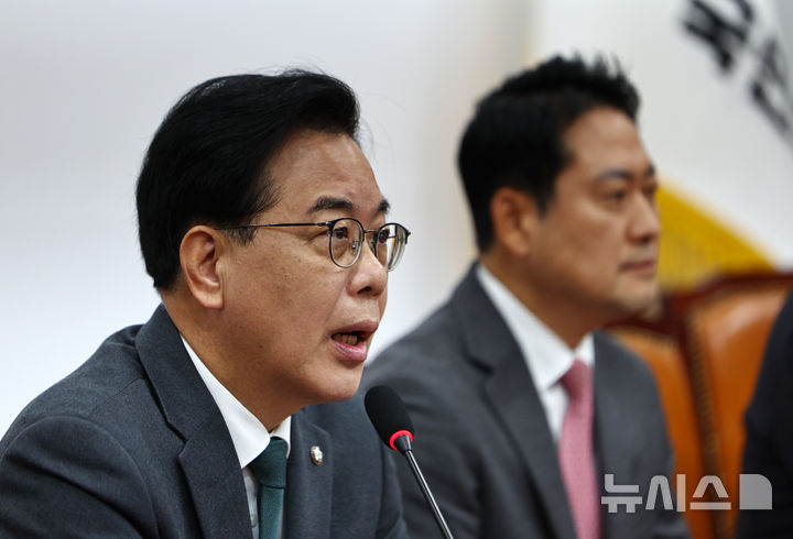 [서울=뉴시스] 김명년 기자 = 송언석 국민의힘 원내대표가 1일 오전 서울 여의도 국회에서 열린 최고위원회의에서 발언하고 있다. 2025.12.01. kmn@newsis.com