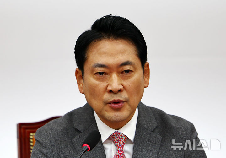 [서울=뉴시스] 김명년 기자 = 장동혁 국민의힘 대표가 1일 오전 서울 여의도 국회에서 열린 최고위원회의에서 발언하고 있다. 2025.12.01. kmn@newsis.com