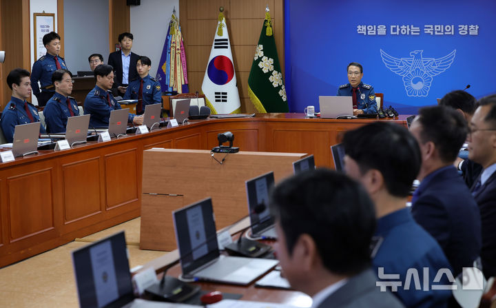 [서울=뉴시스] 홍효식 기자 = 유재성 경찰청장 직무대행이 1일 오전 서울 서대문구 경찰청에서 열린 전국 경찰 지휘부 화상회의에 참석해 계엄 1년을 맞아 입장 표명을 하고 있다.유 직무대행은 12.3 위헌적인 비상계엄 당시 경찰 조치에 대해 사과하고, 재발 방지 대책 마련을 약속했다. 2025.12.01. yesphoto@newsis.com