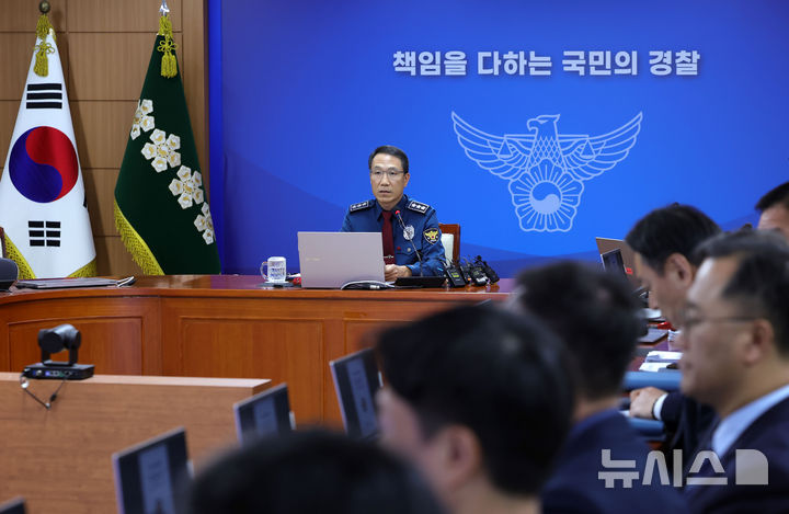 [서울=뉴시스] 홍효식 기자 = 유재성 경찰청장 직무대행이 1일 오전 서울 서대문구 경찰청에서 열린 전국 경찰 지휘부 화상회의에 참석해 계엄 1년을 맞아 입장 표명을 하고 있다.유 직무대행은 12.3 위헌적인 비상계엄 당시 경찰 조치에 대해 사과하고, 재발 방지 대책 마련을 약속했다. 2025.12.01. yesphoto@newsis.com