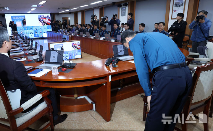 [서울=뉴시스] 홍효식 기자 = 유재성 경찰청장 직무대행이 1일 오전 서울 서대문구 경찰청에서 열린 전국 경찰 지휘부 화상회의에 참석해 12.3 위헌적인 비상계엄 당시 경찰 조치에 대해 사과하고 있다. 2025.12.01. yesphoto@newsis.com