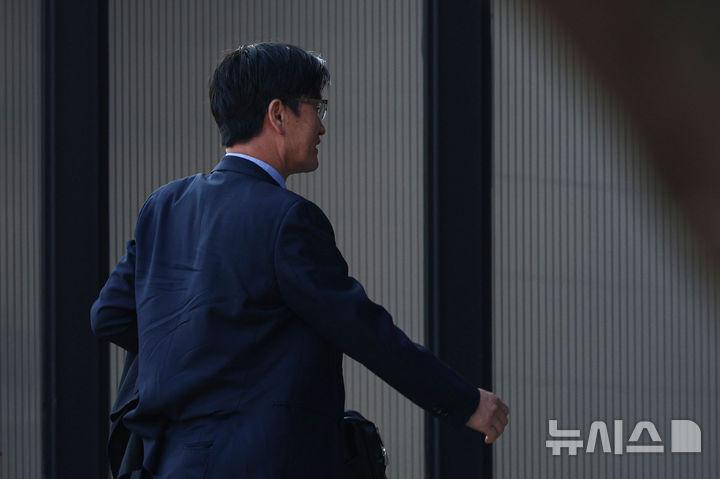 [과천=뉴시스] 권창회 기자 = 오동운 고위공직자범죄수사처장이 1일 오전 경기 과천시 정부과천청사 공수처에서 출근하고 있다. 2025.12.01. kch0523@newsis.com