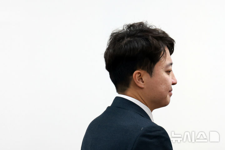 [서울=뉴시스] 고승민 기자 = 이준석 개혁신당 대표가 1일 서울 여의도 국회에서 열린 최고위원회의에 참석하고 있다. 2025.12.01. kkssmm99@newsis.com