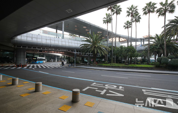 [제주=뉴시스] 우장호 기자 = 제주국제공항 도착층 불법주정차 단속유예 시간이 5분에서 1분으로 단축된 1일 오전 제주공항 도착층 3번 게이트 앞 도로가 평소보다 한산한 모습을 보이고 있다. 2025.12.01. woo1223@newsis.com