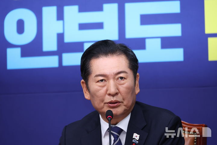 [서울=뉴시스] 김금보 기자 = 정청래 더불어민주당 대표가 1일 오전 서울 여의도 국회에서 열린 최고위원회의에서 발언을 하고 있다. 2025.12.01. kgb@newsis.com