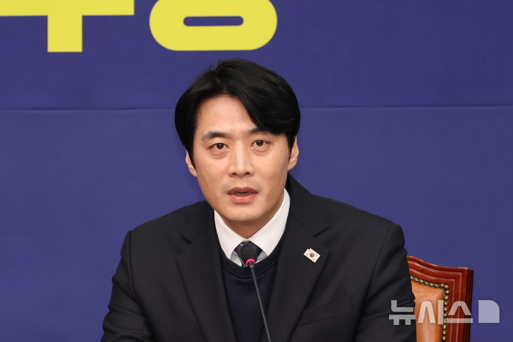 [서울=뉴시스] 김금보 기자 = 한준호 더불어민주당 최고위원이 1일 오전 서울 여의도 국회에서 열린 최고위원회의에서 사퇴인사말을 하고 있다. 2025.12.01. kgb@newsis.com