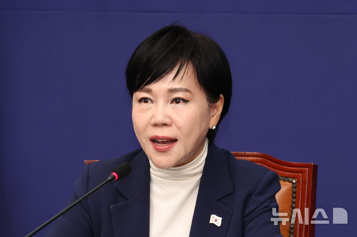 [서울=뉴시스] 김금보 기자 = 전현희 더불어민주당 의원이 지난 1일 오전 서울 여의도 국회에서 열린 최고위원회의에서 최고위원 사퇴인사를 하고 있다. 2025.12.01. kgb@newsis.com