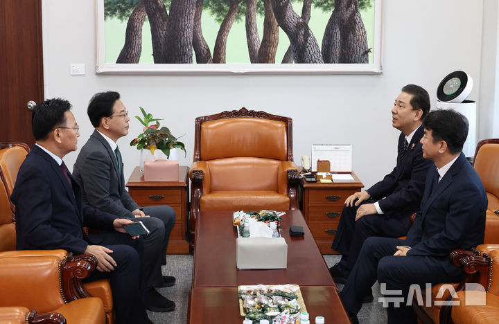 [서울=뉴시스] 김금보 기자 = 김병기 더불어민주당 원내대표, 문진석 원내운영수석부대표와 송언석 국민의힘 원내대표, 유상범 원내운영수석부대표가 1일 오전 서울 여의도 국회에서 예산안 관련 회동을 하고 있다. 2025.12.01. kgb@newsis.com