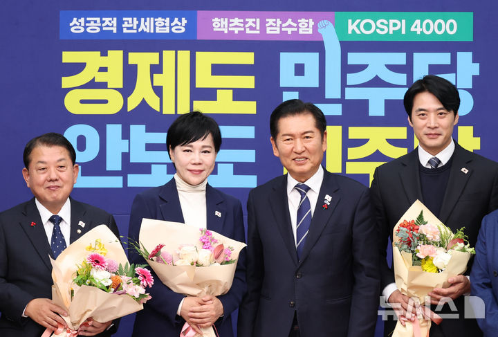 [서울=뉴시스] 김금보 기자 = 정청래 더불어민주당 대표가 1일 오전 서울 여의도 국회에서 열린 최고위원회의에서 사퇴하는 최고위원들과 기념촬영을 하고 있다. 2025.12.01. kgb@newsis.com