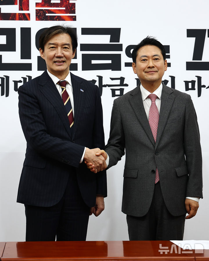 [서울=뉴시스] 김명년 기자 = 장동혁 국민의힘 대표와 조국 조국혁신당 대표가 1일 오전 서울 여의도 국회에서 만나 기념촬영하고 있다. 2025.12.01. kmn@newsis.com