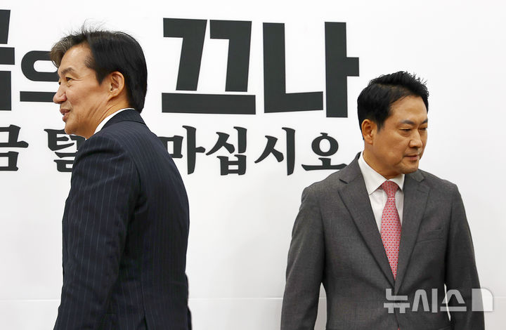 [서울=뉴시스] 김명년 기자 = 장동혁 국민의힘 대표와 조국 조국혁신당 대표가 1일 오전 서울 여의도 국회에서 만나 기념촬영을 한 뒤 자리로 향하고 있다. 2025.12.01. kmn@newsis.com