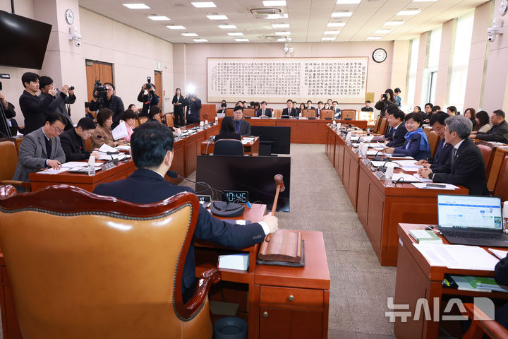 [서울=뉴시스] 고승민 기자 = 1일 서울 여의도 국회에서 열린 법제사법위원회 법안심사제1소위원회에서 김용민 소위원장이 의사봉을 두드리고 있다. 2025.12.01. kkssmm99@newsis.com