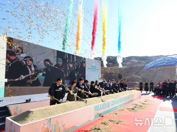 [서울=뉴시스] 박주성 기자 = 우원식 국회의장과 오세훈 서울시장, 최호정 서울시의회 의장을 비롯한 내빈들이 1일 오전 서울 노원구 백사마을 재개발사업 기공식에서 첫 삽을 뜨고 있다. 2025.12.01. park7691@newsis.com