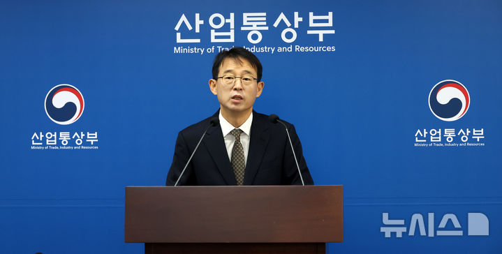 [세종=뉴시스] 강종민 기자 = 강감찬 산업통상부 무역투자실장이 1일 세종시 정부세종청사에서 2025년 11월 수출입동향을 발표하고 있다.  지난달 수출은 1년 전보다 3.6% 증가한 595억7000만 달러(85조2268억원)로 집계됐다. 2025.12.01. ppkjm@newsis.com