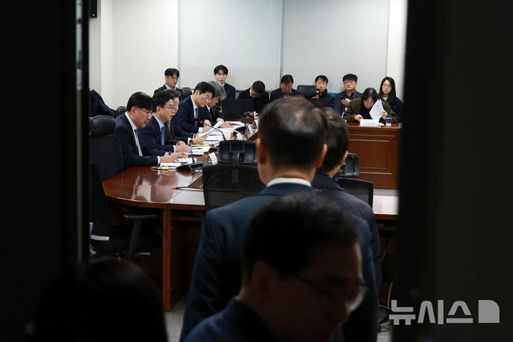 [서울=뉴시스] 고승민 기자 = 1일 서울 여의도 국회 의원회관에서 스테이블코인 당정협의회가 열리고 있다. 2025.12.01. kkssmm99@newsis.com