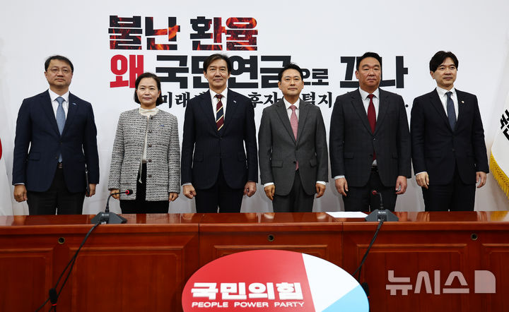 [서울=뉴시스] 김명년 기자 = 장동혁(왼쪽 네 번째) 국민의힘 대표와 조국 조국혁신당 대표가 1일 오전 서울 여의도 국회에서 만나 기념촬영하고 있다. 2025.12.01. kmn@newsis.com