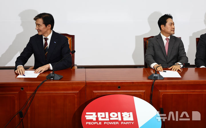 [서울=뉴시스] 김명년 기자 = 장동혁 국민의힘 대표와 조국 조국혁신당 대표가 1일 오전 서울 여의도 국회에서 만나 자리에 앉아 있다. 2025.12.01. kmn@newsis.com